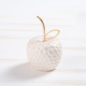 Πορσελάνινο διακοσμητικό μήλο σε λευκό χρώμα με χρυσό μεταλλικό κοτσάνι.